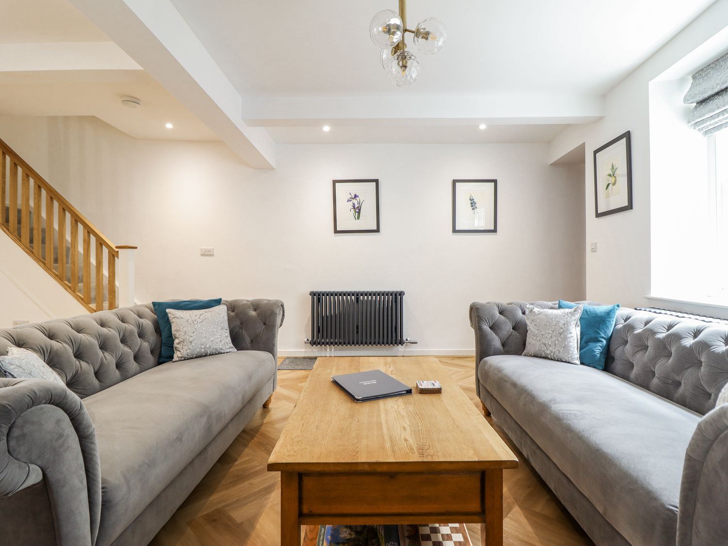 Neptune Cottage, Conwy, Wales. Close to shop. Near a National Park. Near a beach. Bedrooms with TVs.