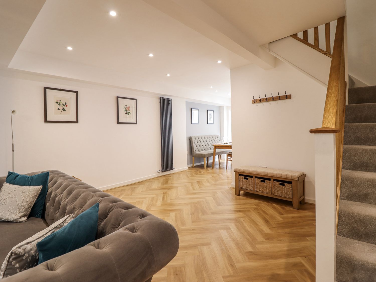 Neptune Cottage, Conwy, Wales. Close to shop. Near a National Park. Near a beach. Bedrooms with TVs.