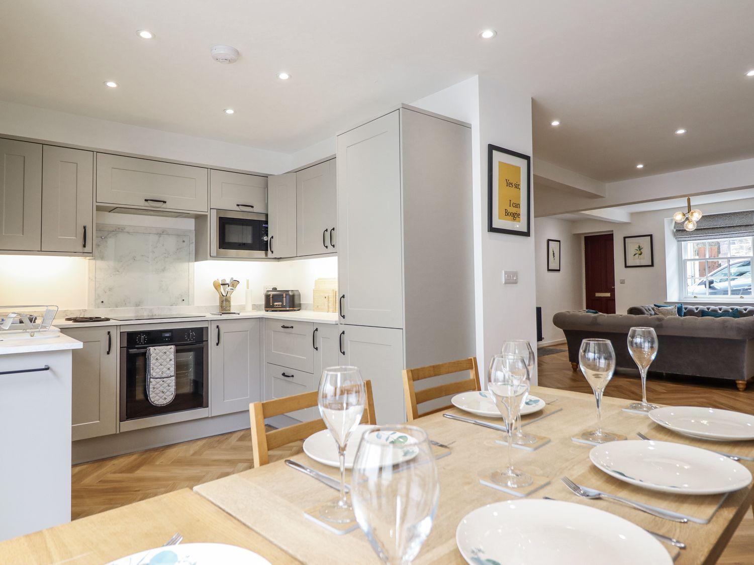 Neptune Cottage, Conwy, Wales. Close to shop. Near a National Park. Near a beach. Bedrooms with TVs.
