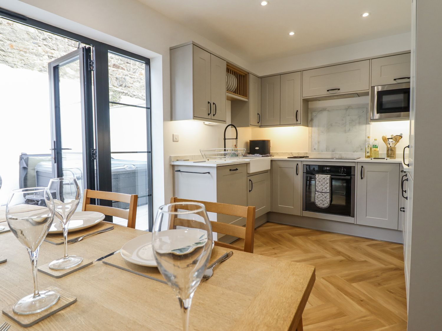 Neptune Cottage, Conwy, Wales. Close to shop. Near a National Park. Near a beach. Bedrooms with TVs.
