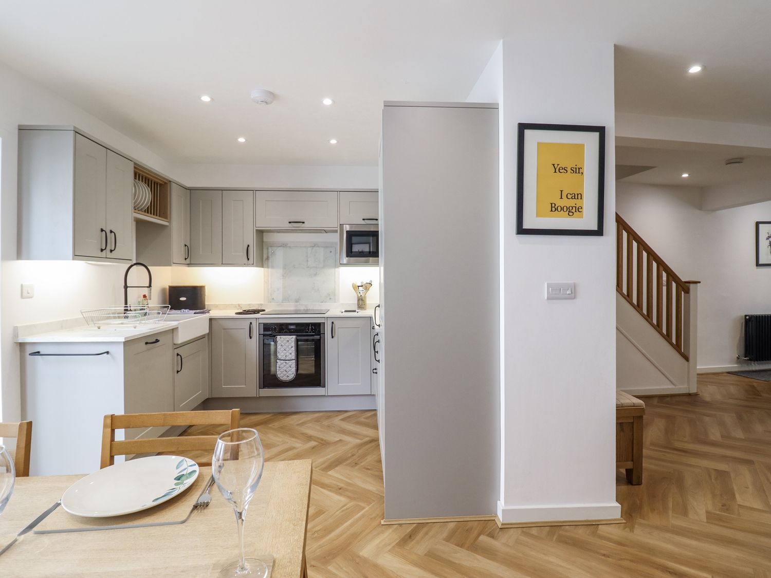 Neptune Cottage, Conwy, Wales. Close to shop. Near a National Park. Near a beach. Bedrooms with TVs.