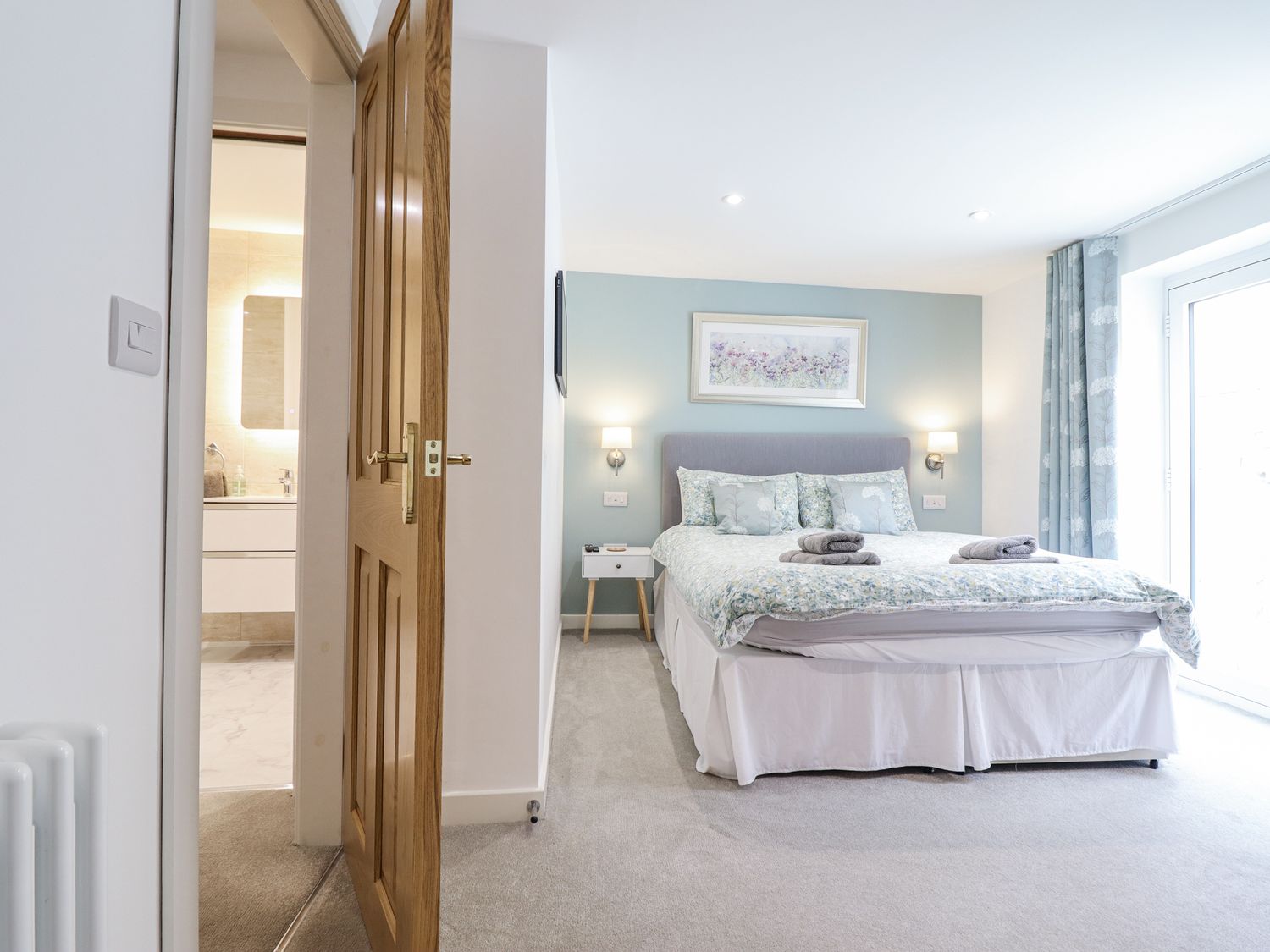 Neptune Cottage, Conwy, Wales. Close to shop. Near a National Park. Near a beach. Bedrooms with TVs.