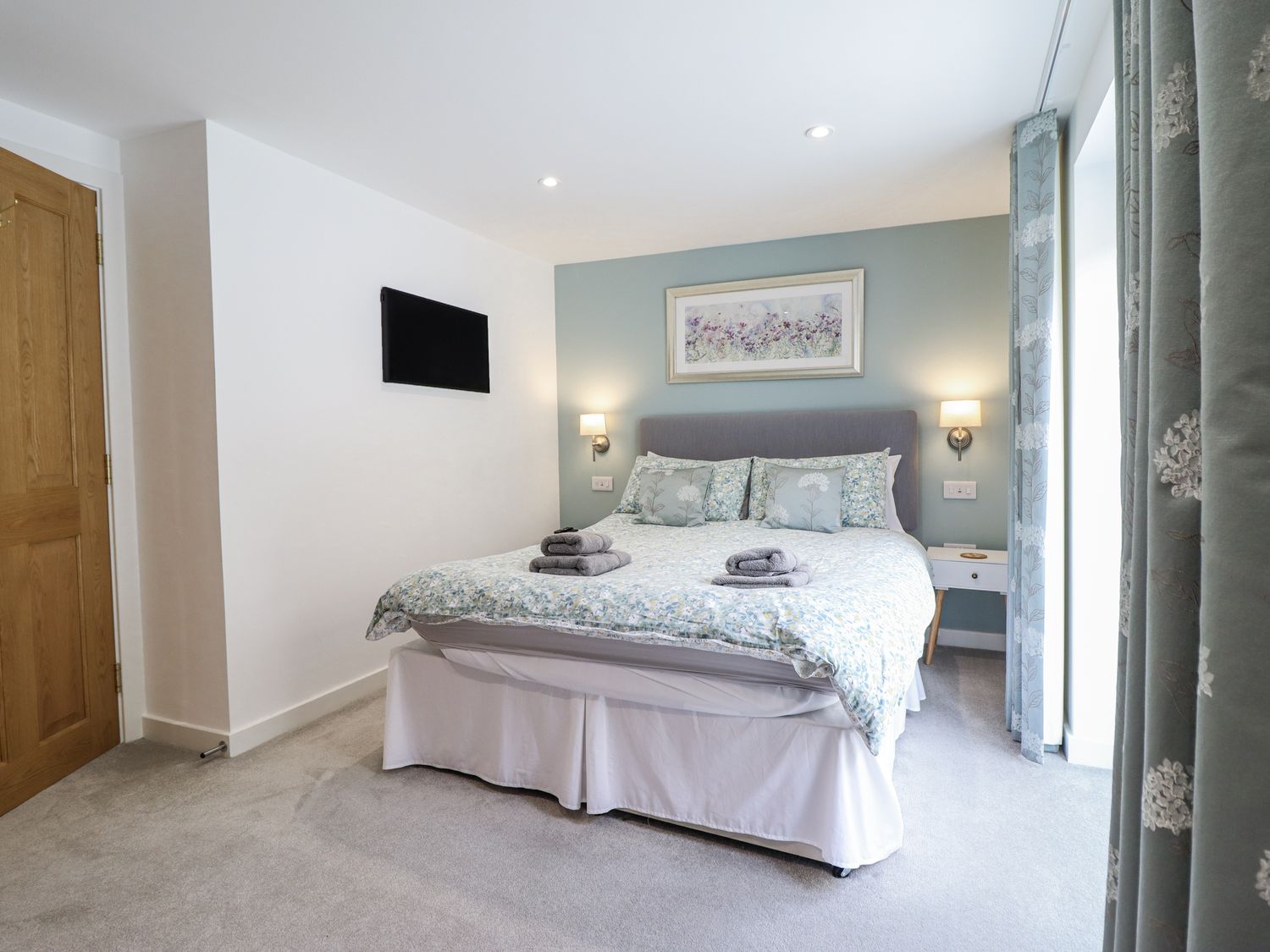 Neptune Cottage, Conwy, Wales. Close to shop. Near a National Park. Near a beach. Bedrooms with TVs.