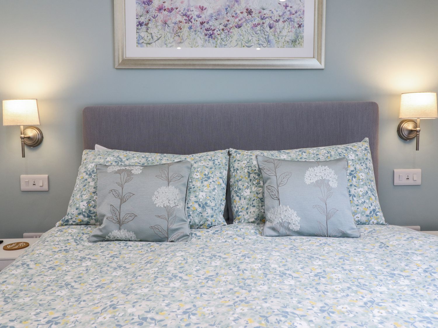 Neptune Cottage, Conwy, Wales. Close to shop. Near a National Park. Near a beach. Bedrooms with TVs.