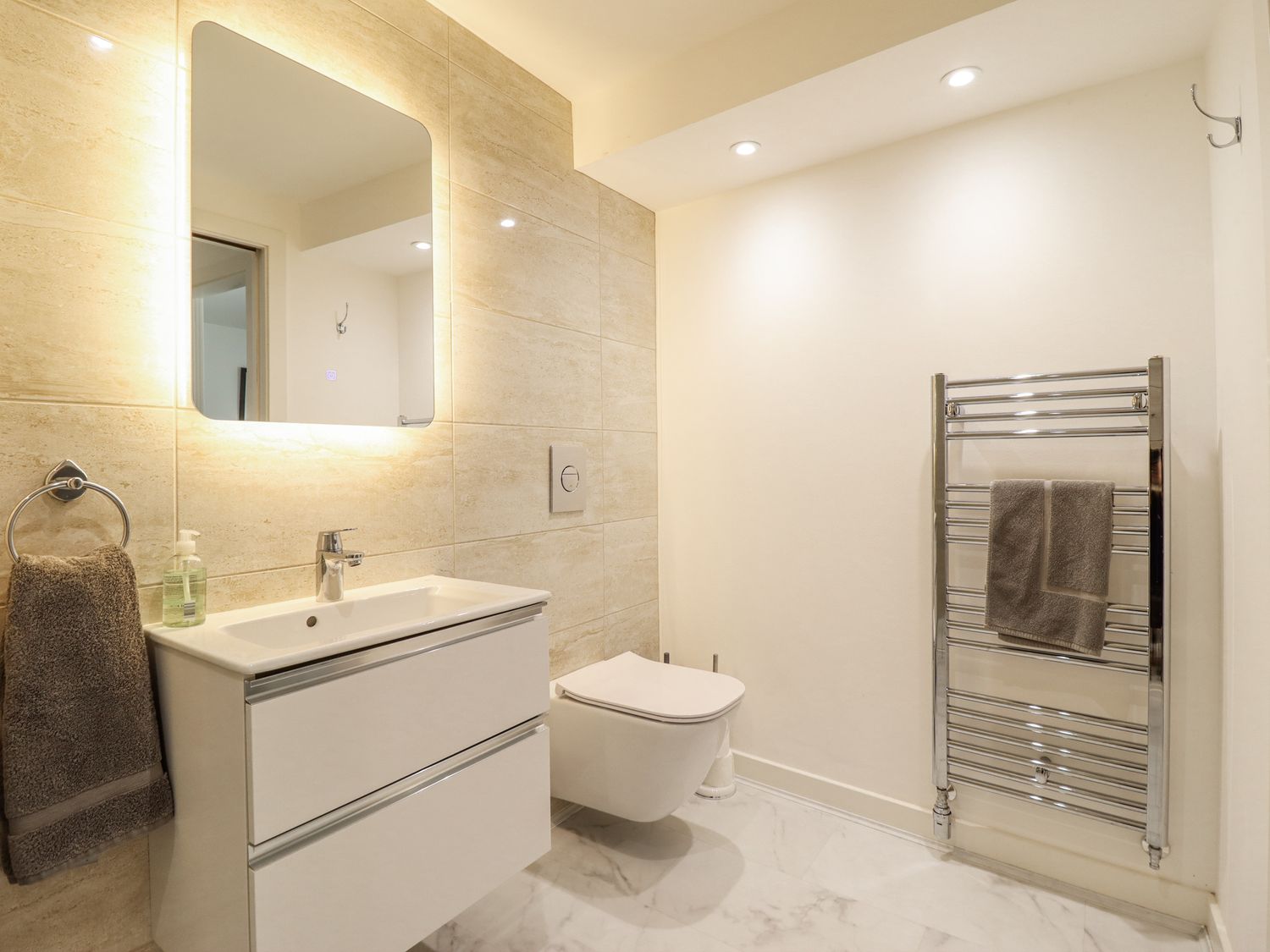Neptune Cottage, Conwy, Wales. Close to shop. Near a National Park. Near a beach. Bedrooms with TVs.