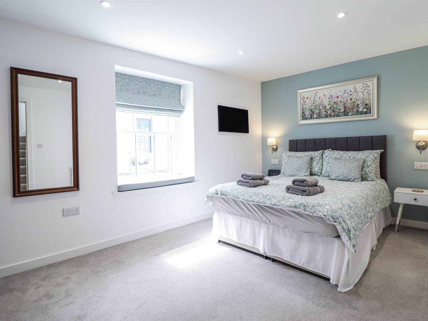 Neptune Cottage, Conwy, Wales. Close to shop. Near a National Park. Near a beach. Bedrooms with TVs.