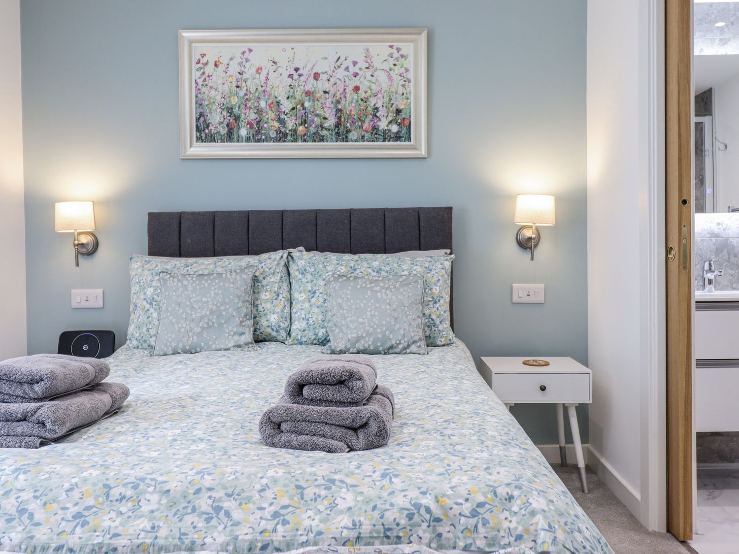 Neptune Cottage, Conwy, Wales. Close to shop. Near a National Park. Near a beach. Bedrooms with TVs.