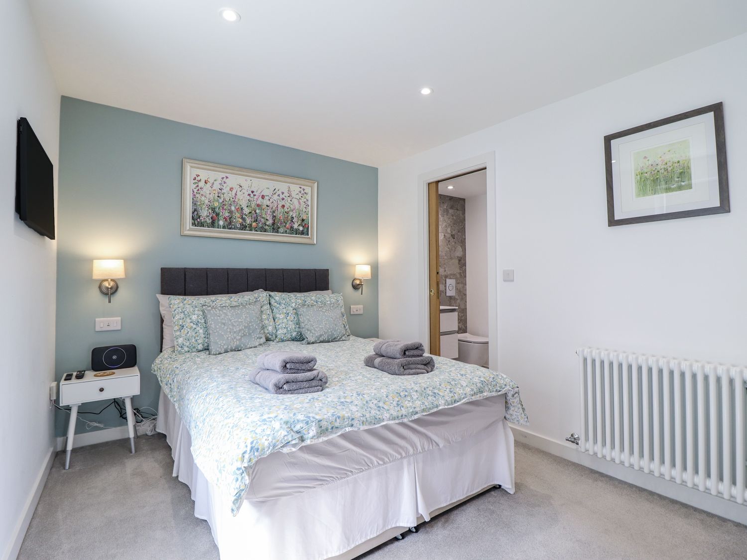 Neptune Cottage, Conwy, Wales. Close to shop. Near a National Park. Near a beach. Bedrooms with TVs.