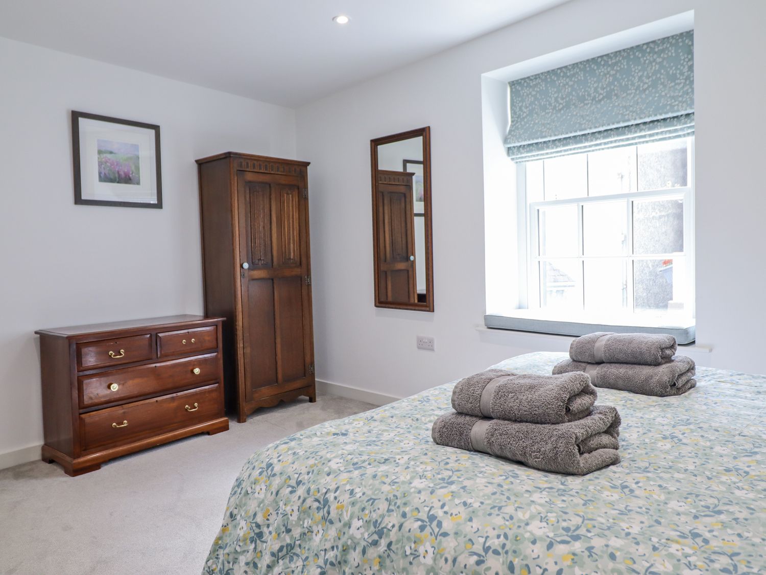 Neptune Cottage, Conwy, Wales. Close to shop. Near a National Park. Near a beach. Bedrooms with TVs.