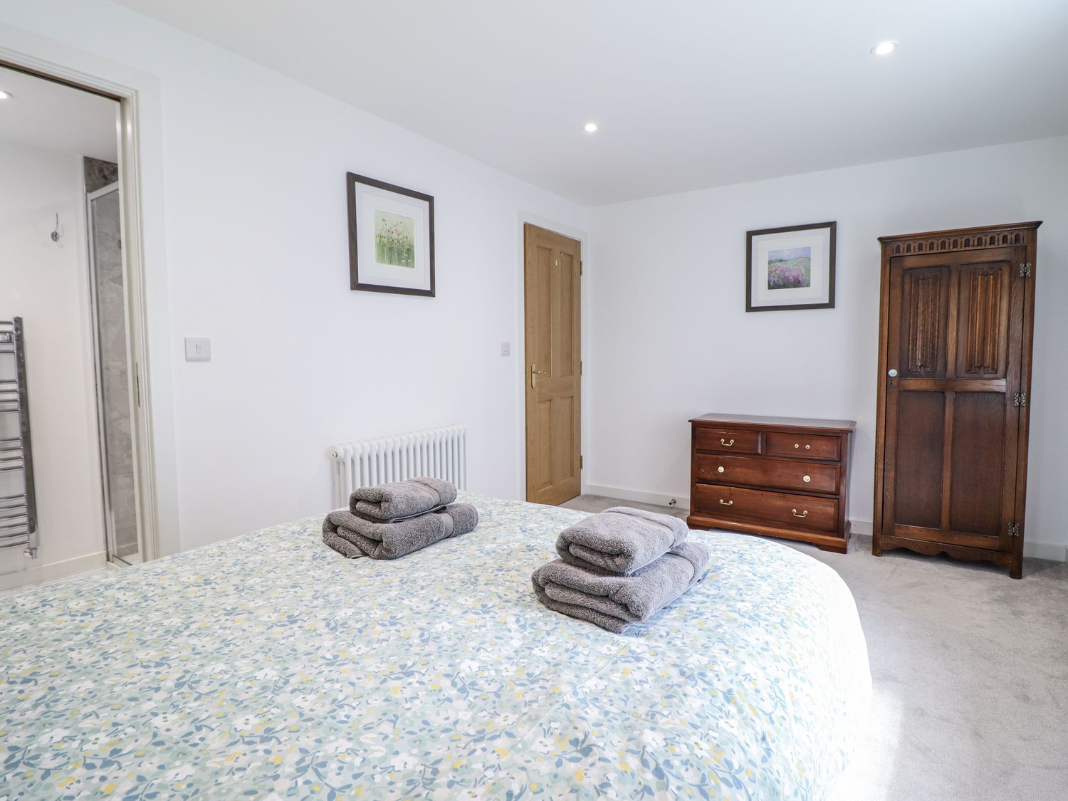 Neptune Cottage, Conwy, Wales. Close to shop. Near a National Park. Near a beach. Bedrooms with TVs.
