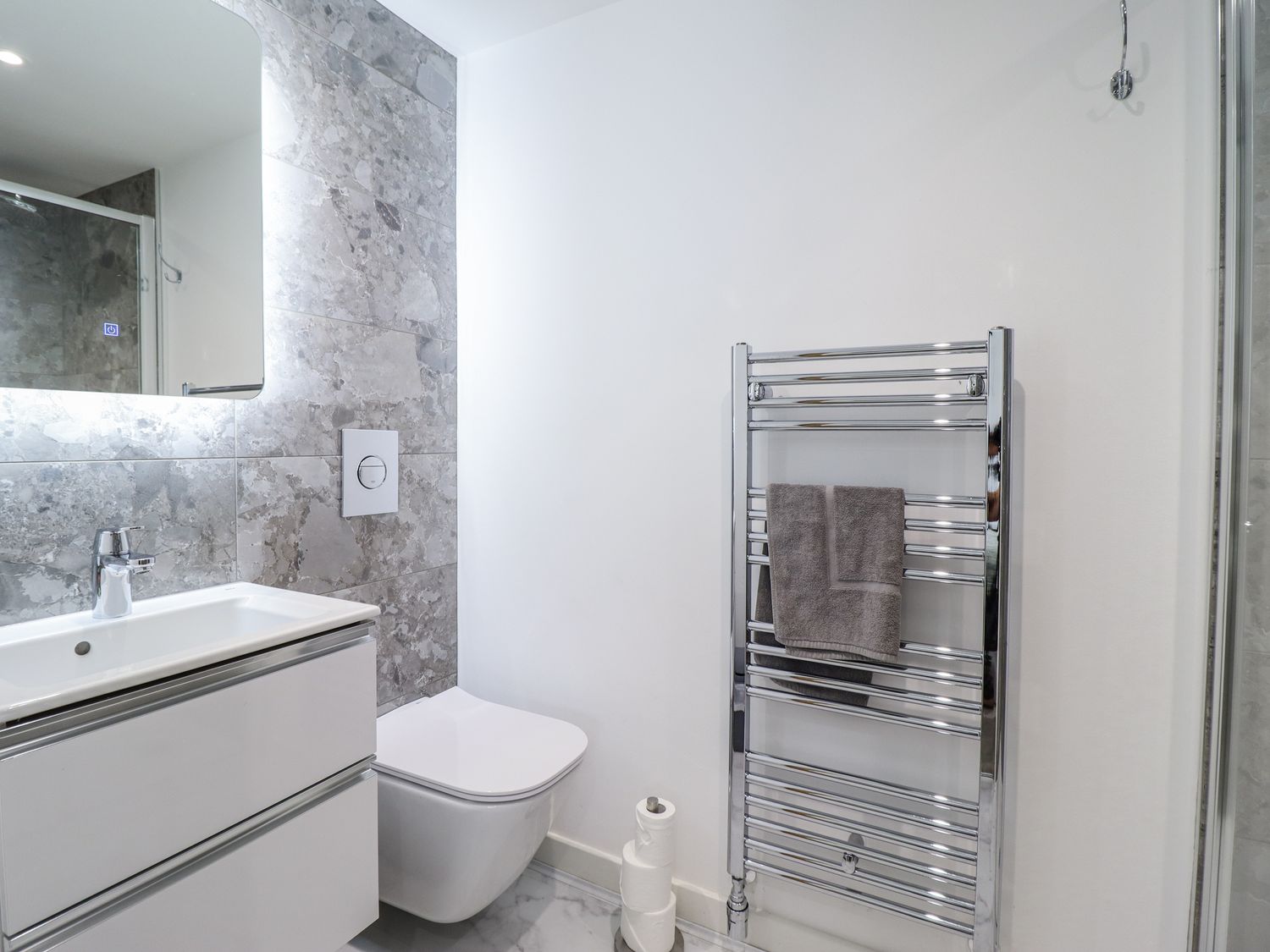 Neptune Cottage, Conwy, Wales. Close to shop. Near a National Park. Near a beach. Bedrooms with TVs.