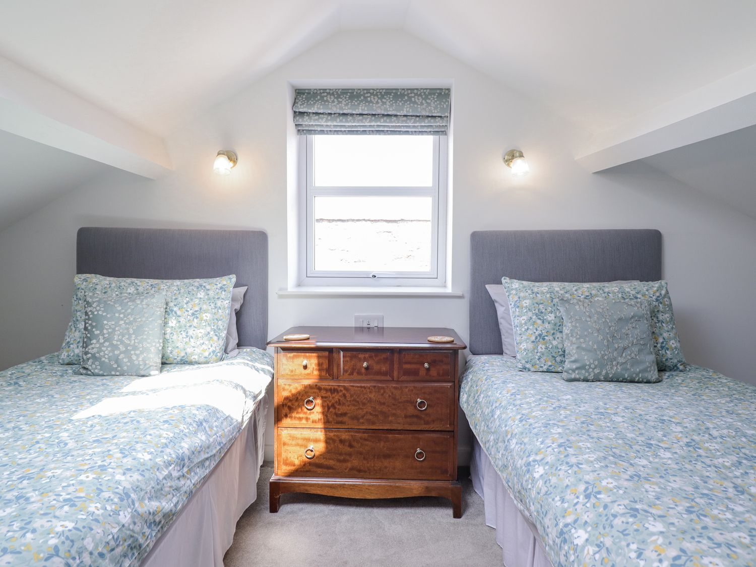 Neptune Cottage, Conwy, Wales. Close to shop. Near a National Park. Near a beach. Bedrooms with TVs.