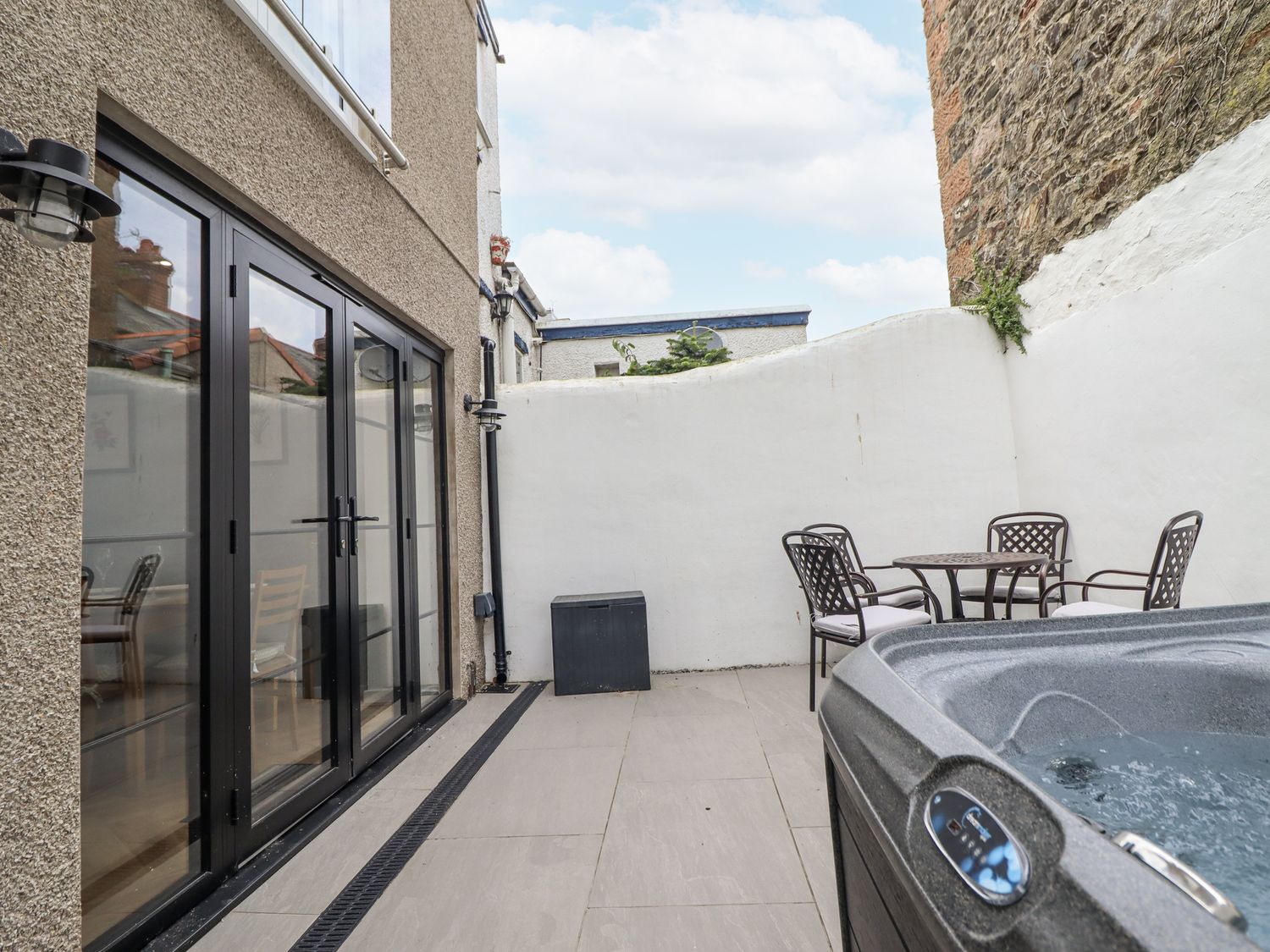 Neptune Cottage, Conwy, Wales. Close to shop. Near a National Park. Near a beach. Bedrooms with TVs.
