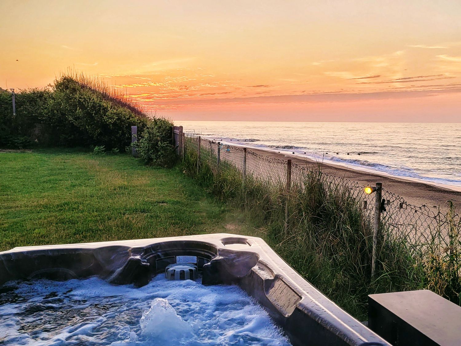 Beach Haven, Happisburgh, Norfolk, East Anglia. Close to amenities and a beach. Pet-friendly. Games.