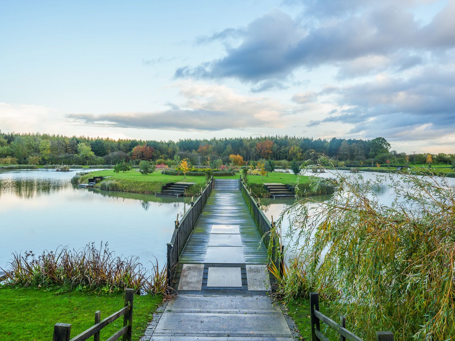 Micklemore Lakes and Lodges, single-storey holiday home in North Thoresby, Lincolnshire with hot tub