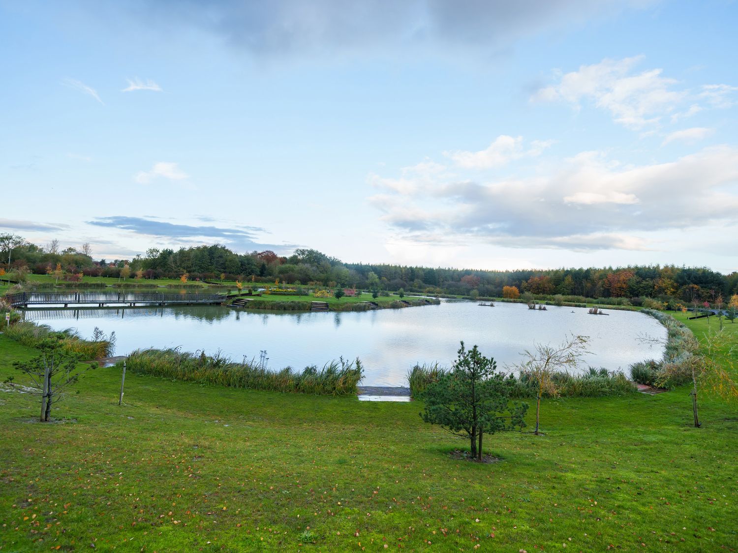 Micklemore Lakes and Lodges, single-storey holiday home in North Thoresby, Lincolnshire with hot tub