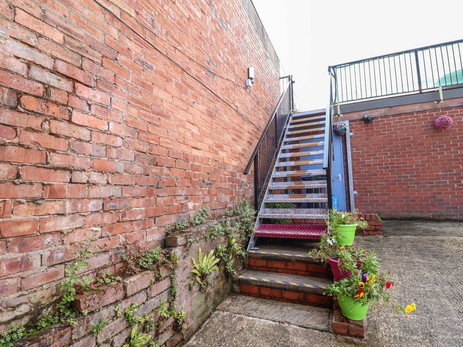 The Funky Flat in Holywell, Flintshire. Close to amenities. Hot tub. Enclosed terrace. Pet-friendly.