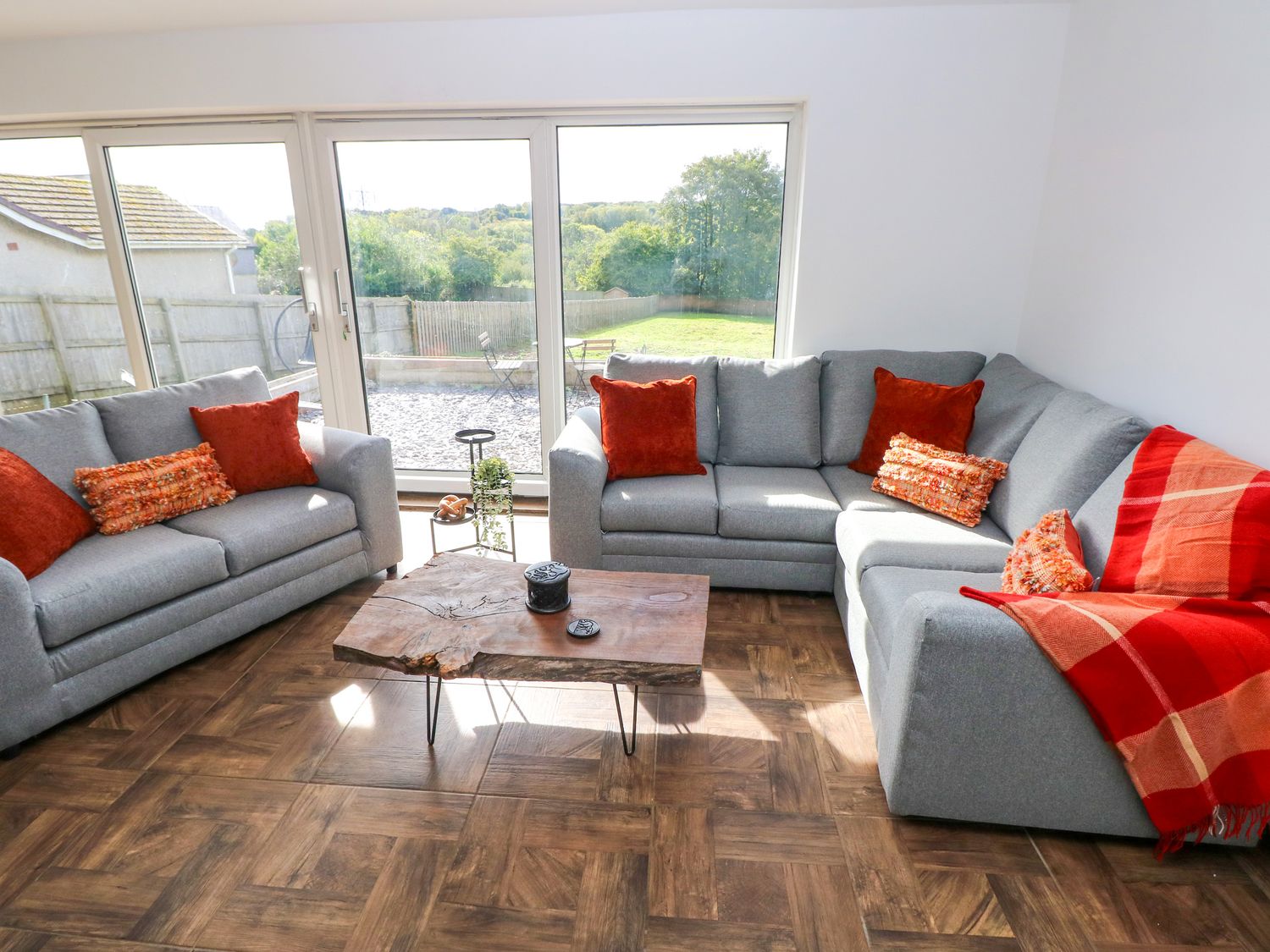 Tegfan in Bridgend, South Wales. Hot tub. Enclosed garden. Pet-friendly. Open-plan. Off-road parking