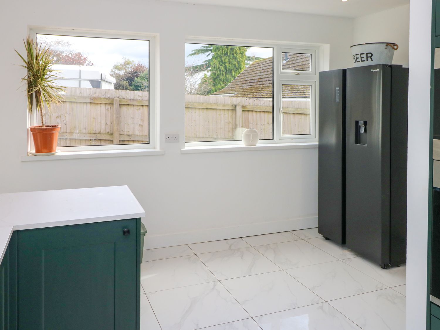 Tegfan in Bridgend, South Wales. Hot tub. Enclosed garden. Pet-friendly. Open-plan. Off-road parking