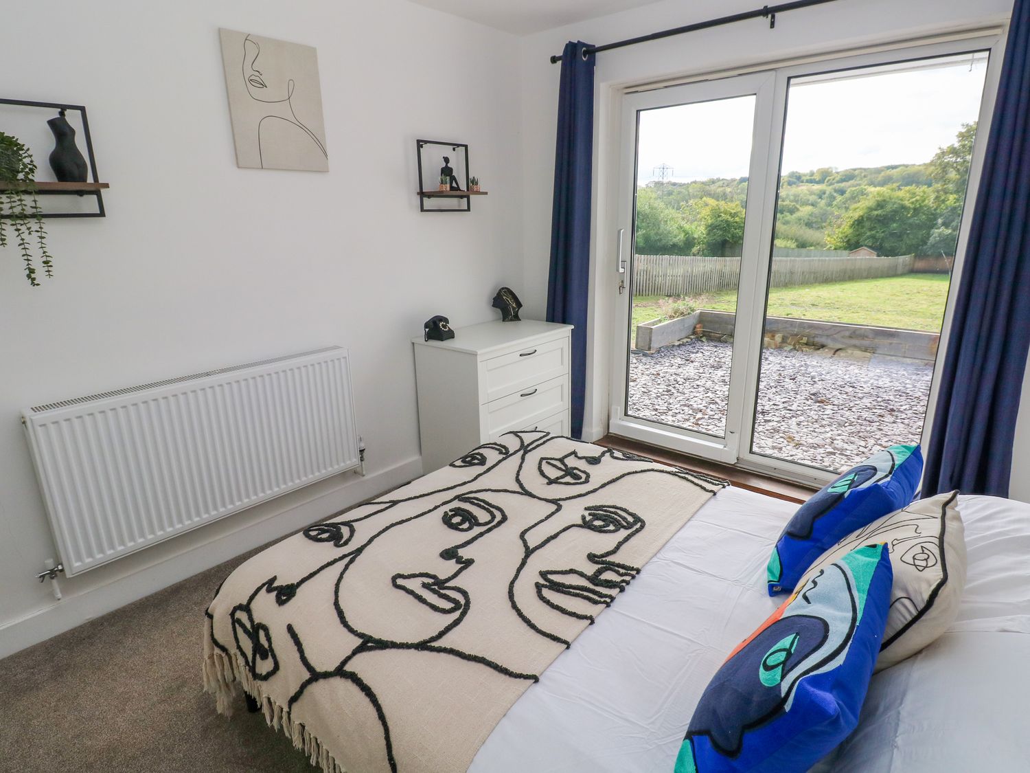 Tegfan in Bridgend, South Wales. Hot tub. Enclosed garden. Pet-friendly. Open-plan. Off-road parking