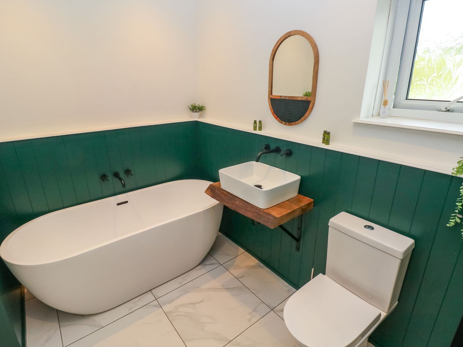 Tegfan in Bridgend, South Wales. Hot tub. Enclosed garden. Pet-friendly. Open-plan. Off-road parking