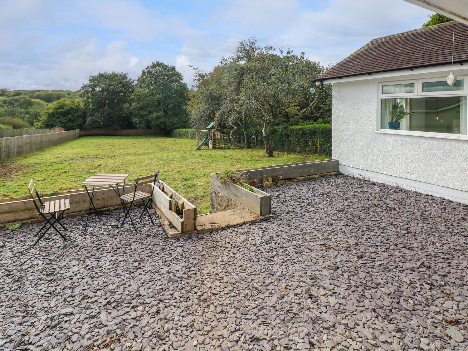 Tegfan in Bridgend, South Wales. Hot tub. Enclosed garden. Pet-friendly. Open-plan. Off-road parking