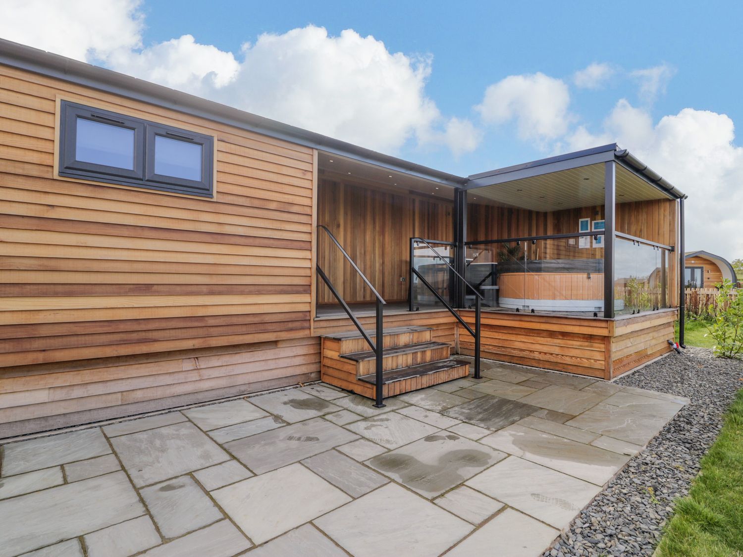 Betsi (Lodge 1), a single-storey lodge with a hot tub, on a farm in Llanelidan, Corwen, Denbighshire