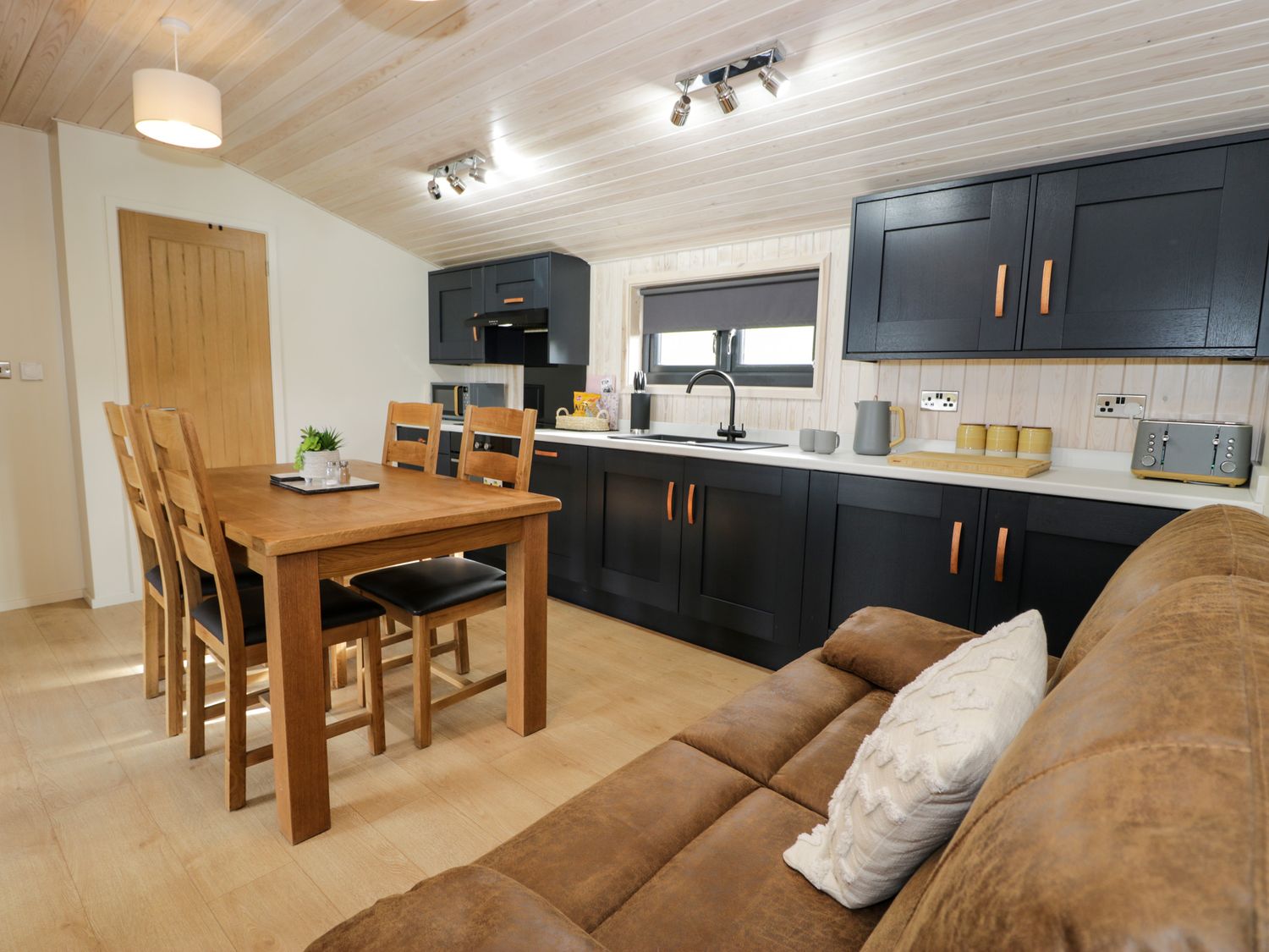 Betsi (Lodge 1), a single-storey lodge with a hot tub, on a farm in Llanelidan, Corwen, Denbighshire