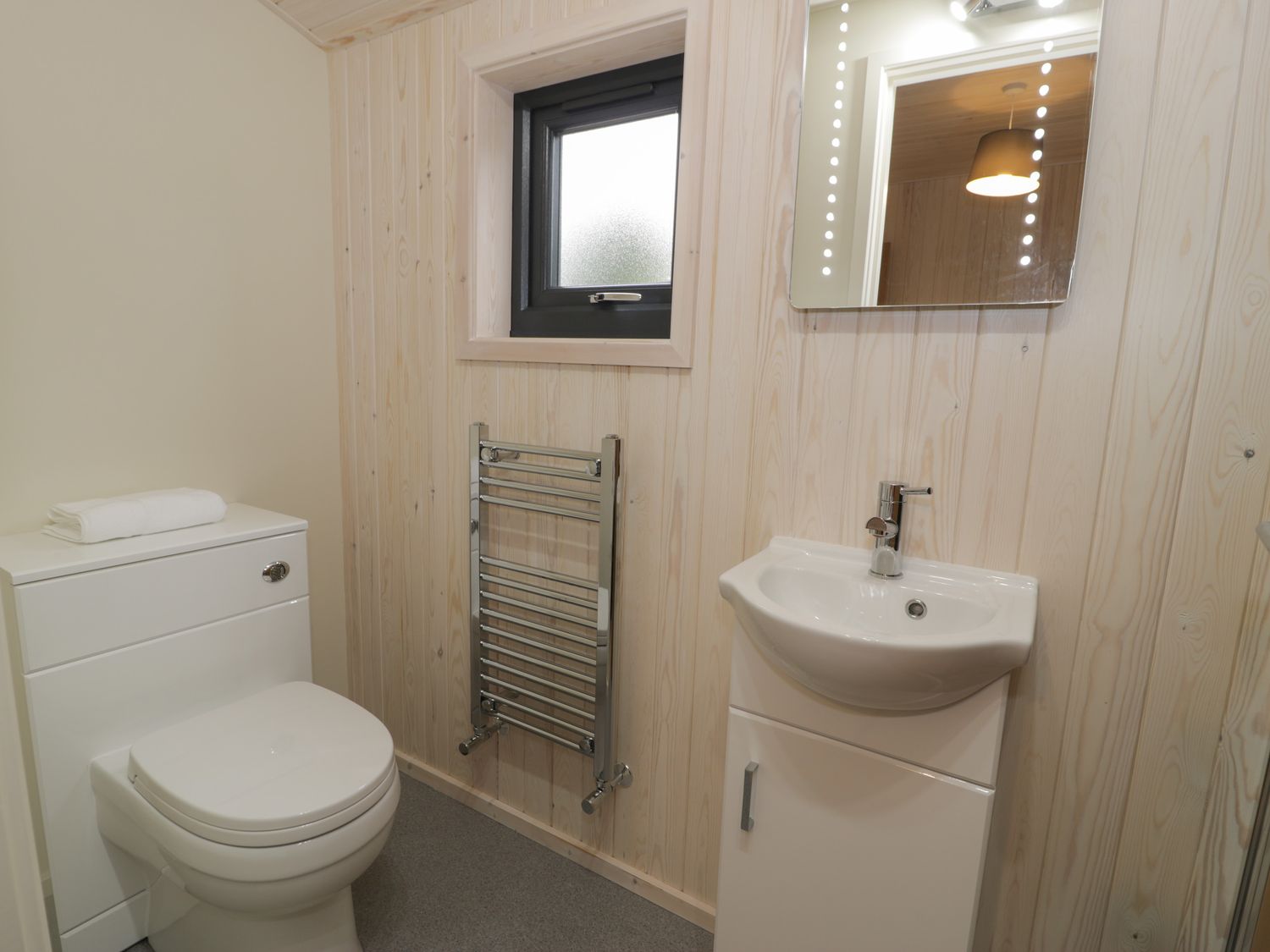 Betsi (Lodge 1), a single-storey lodge with a hot tub, on a farm in Llanelidan, Corwen, Denbighshire