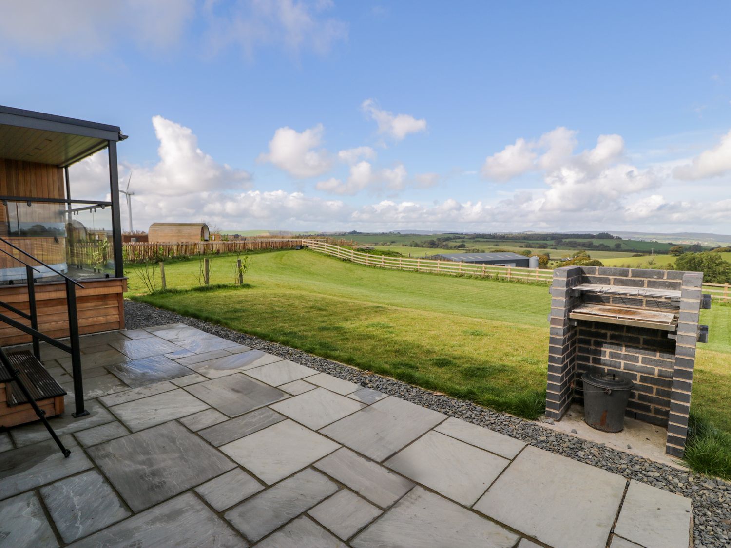 Betsi (Lodge 1), a single-storey lodge with a hot tub, on a farm in Llanelidan, Corwen, Denbighshire