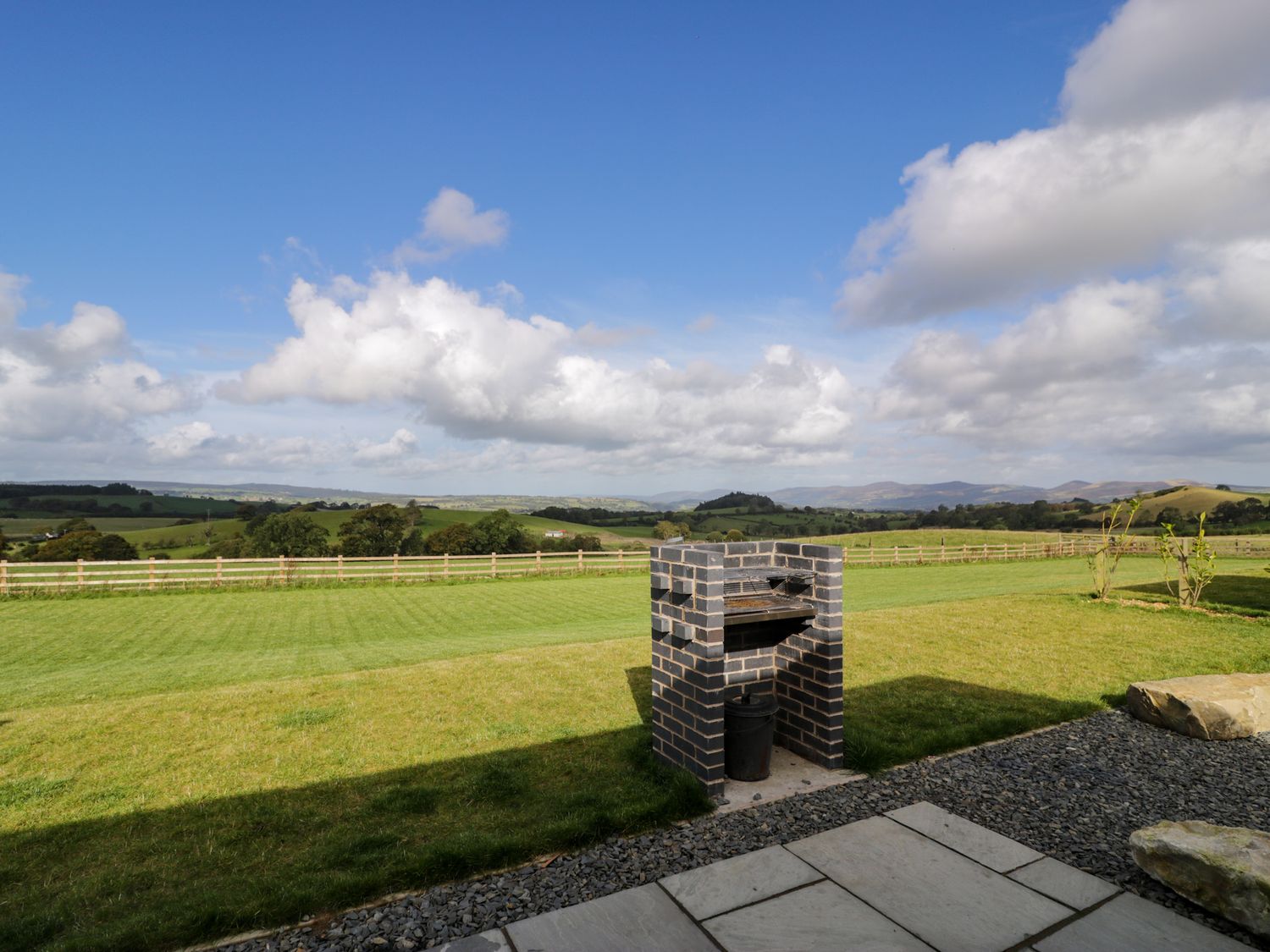 Betsi (Lodge 1), a single-storey lodge with a hot tub, on a farm in Llanelidan, Corwen, Denbighshire