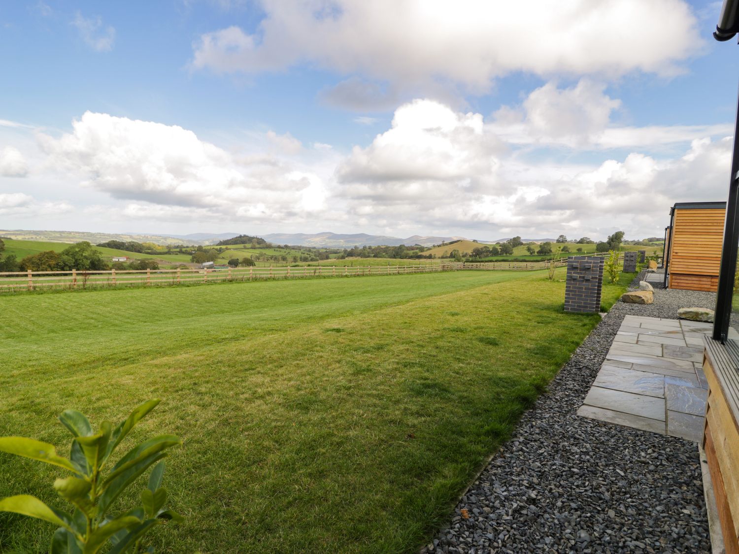 Betsi (Lodge 1), a single-storey lodge with a hot tub, on a farm in Llanelidan, Corwen, Denbighshire