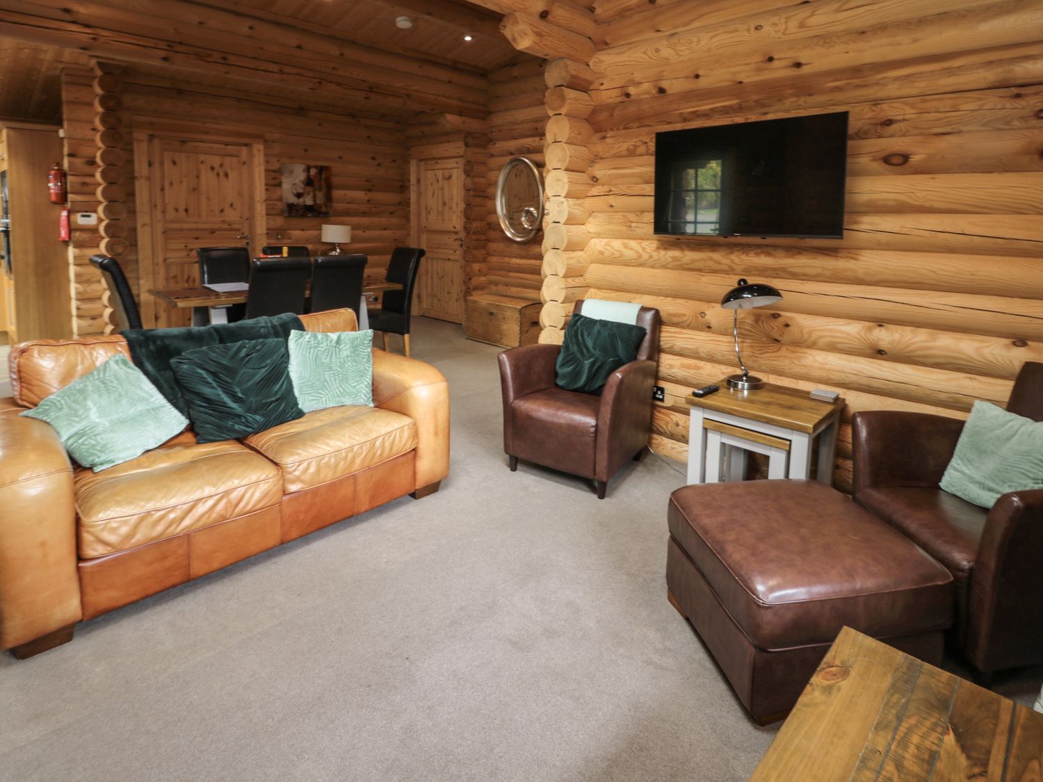 Log Cabin near to Felton, Northumberland. Single-storey. Hot tub. Pet-friendly. Rural location. WiFi