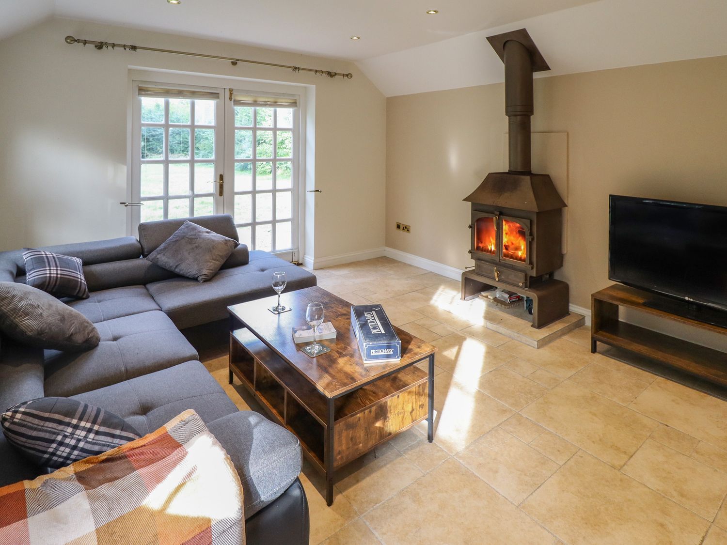 Woodland Lodge in Frithville, Boston, Lincolnshire. Dog-friendly. Romantic. Woodburning stove.