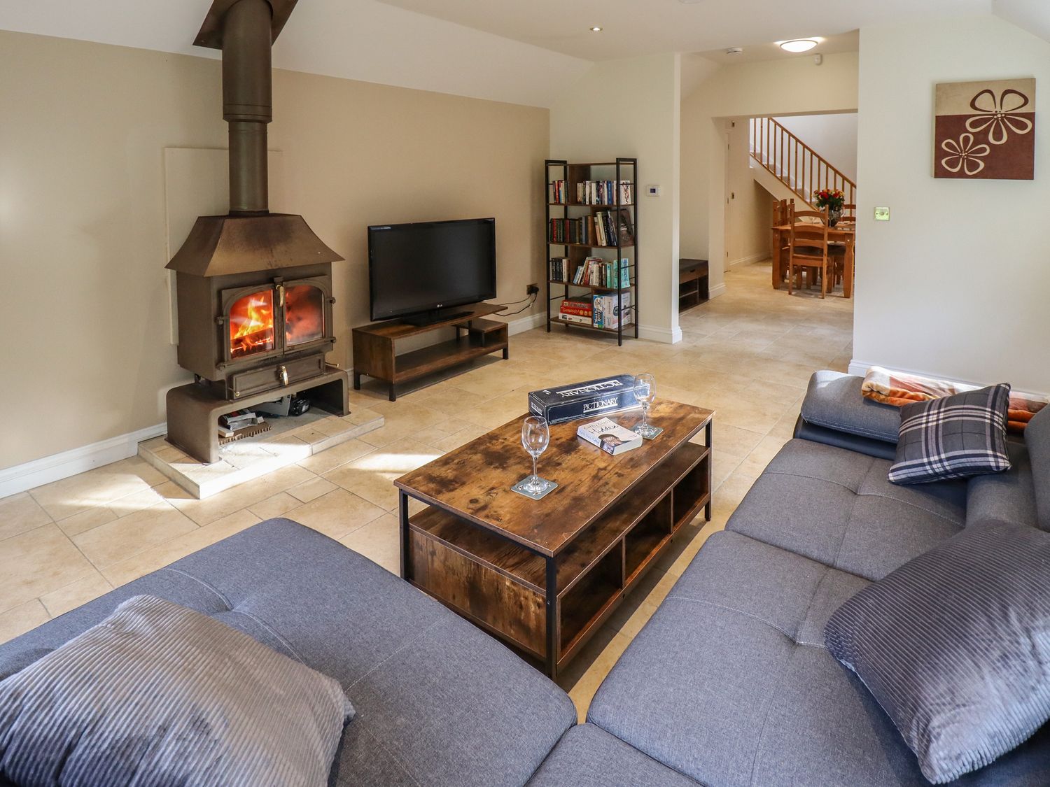 Woodland Lodge in Frithville, Boston, Lincolnshire. Dog-friendly. Romantic. Woodburning stove.