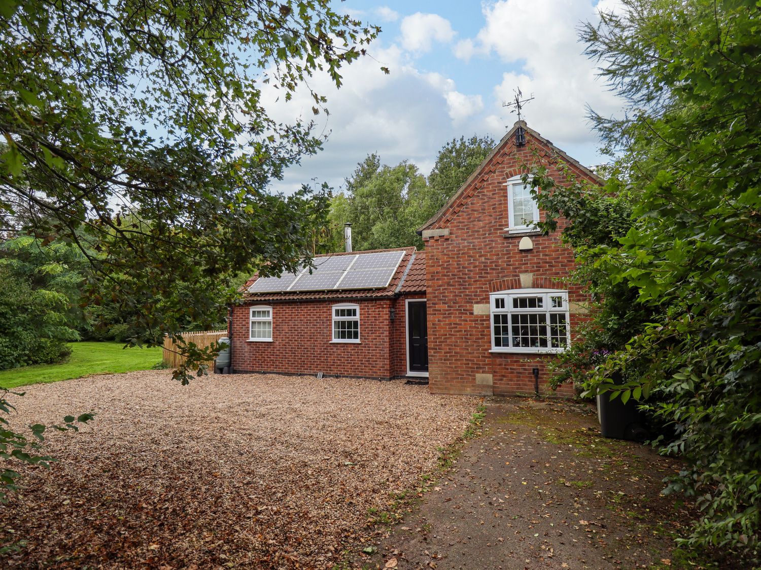 Woodland Lodge in Frithville, Boston, Lincolnshire. Dog-friendly. Romantic. Woodburning stove.