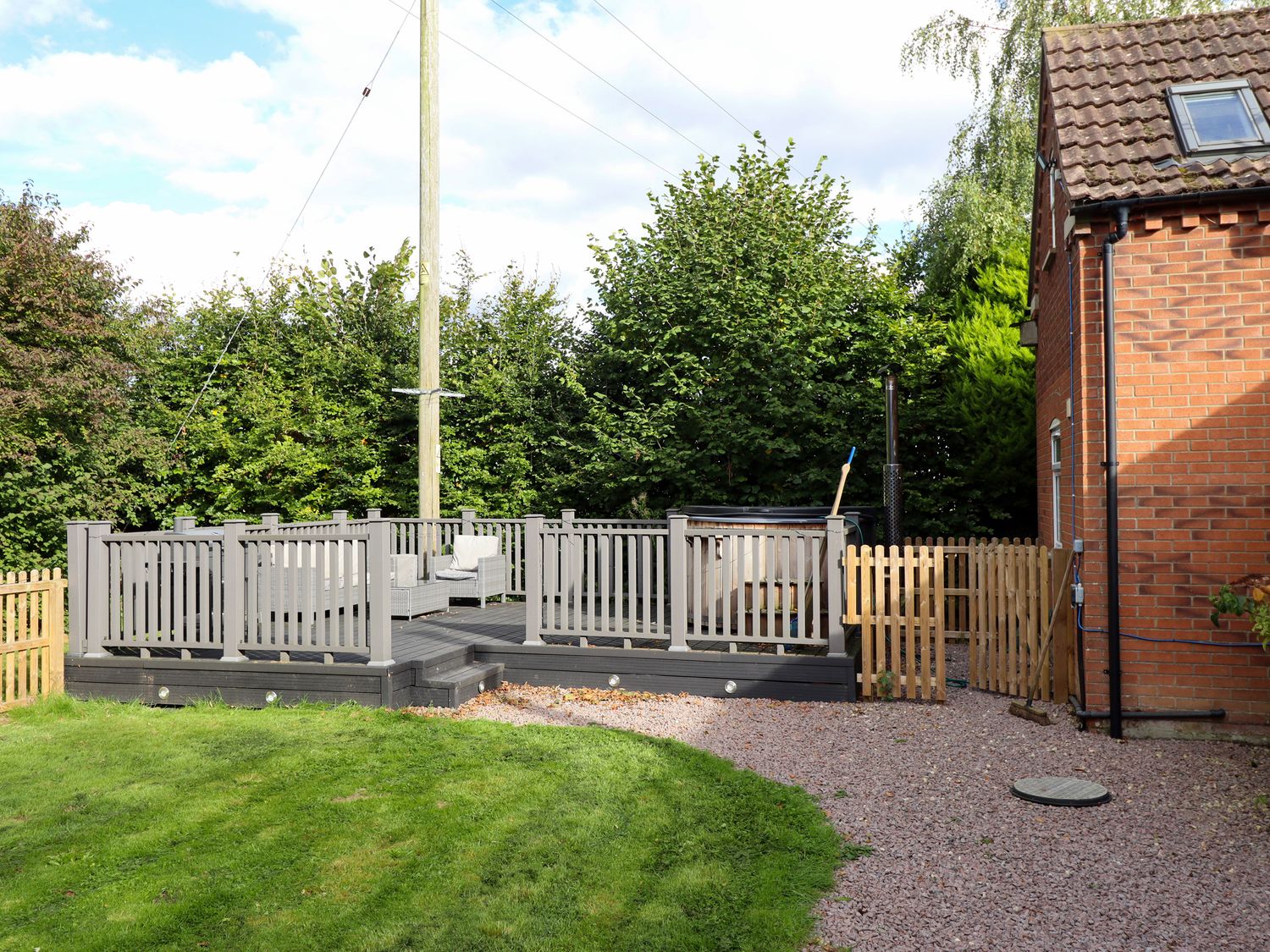 Woodland Lodge in Frithville, Boston, Lincolnshire. Dog-friendly. Romantic. Woodburning stove.