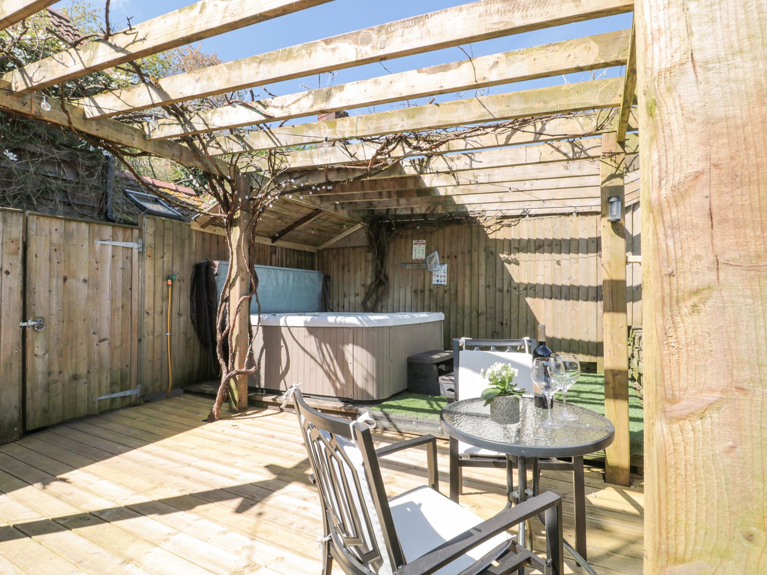 The Tall is located in Blakeney, Gloucestershire. Hot tub. Private garden. WiFi. Close to amenities.