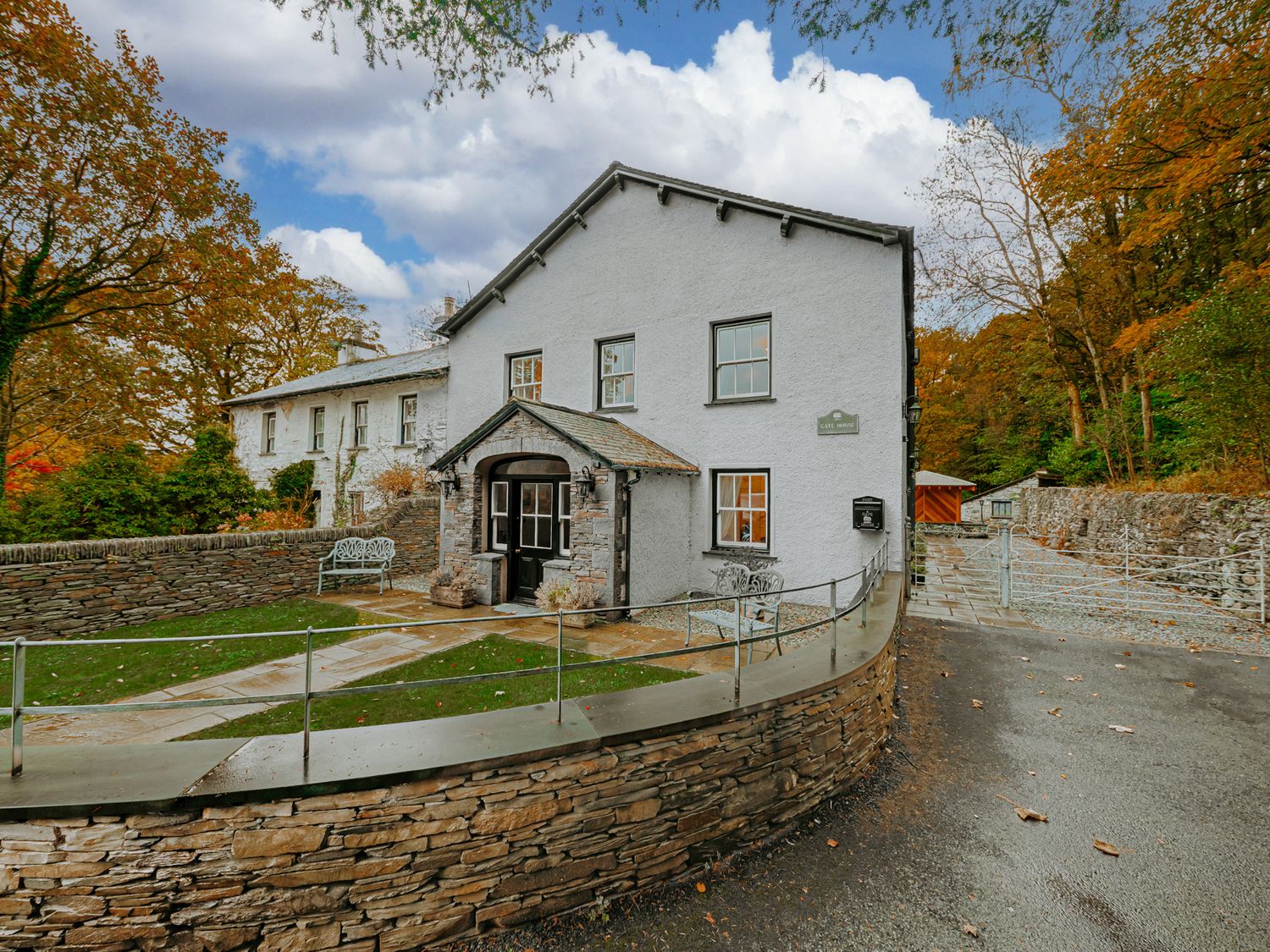 Gate House, is in Coniston, Cumbria. Four-bedroom home with stunning riverside views. Hot tub. Pets.