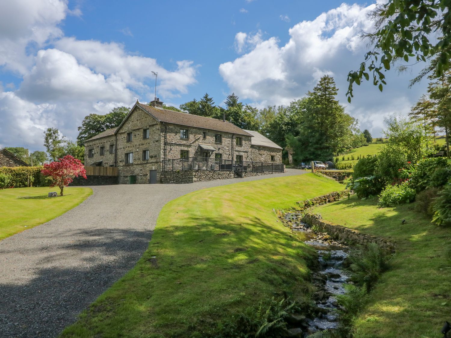 Fell View House nr Kendal, Cumbria. Woodburning stove. Hot tub. Enclosed garden. Pet-friendly. WiFi.