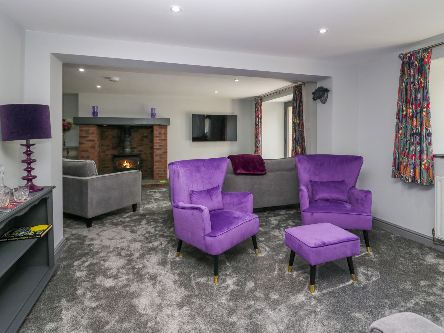 Fell View House nr Kendal, Cumbria. Woodburning stove. Hot tub. Enclosed garden. Pet-friendly. WiFi.