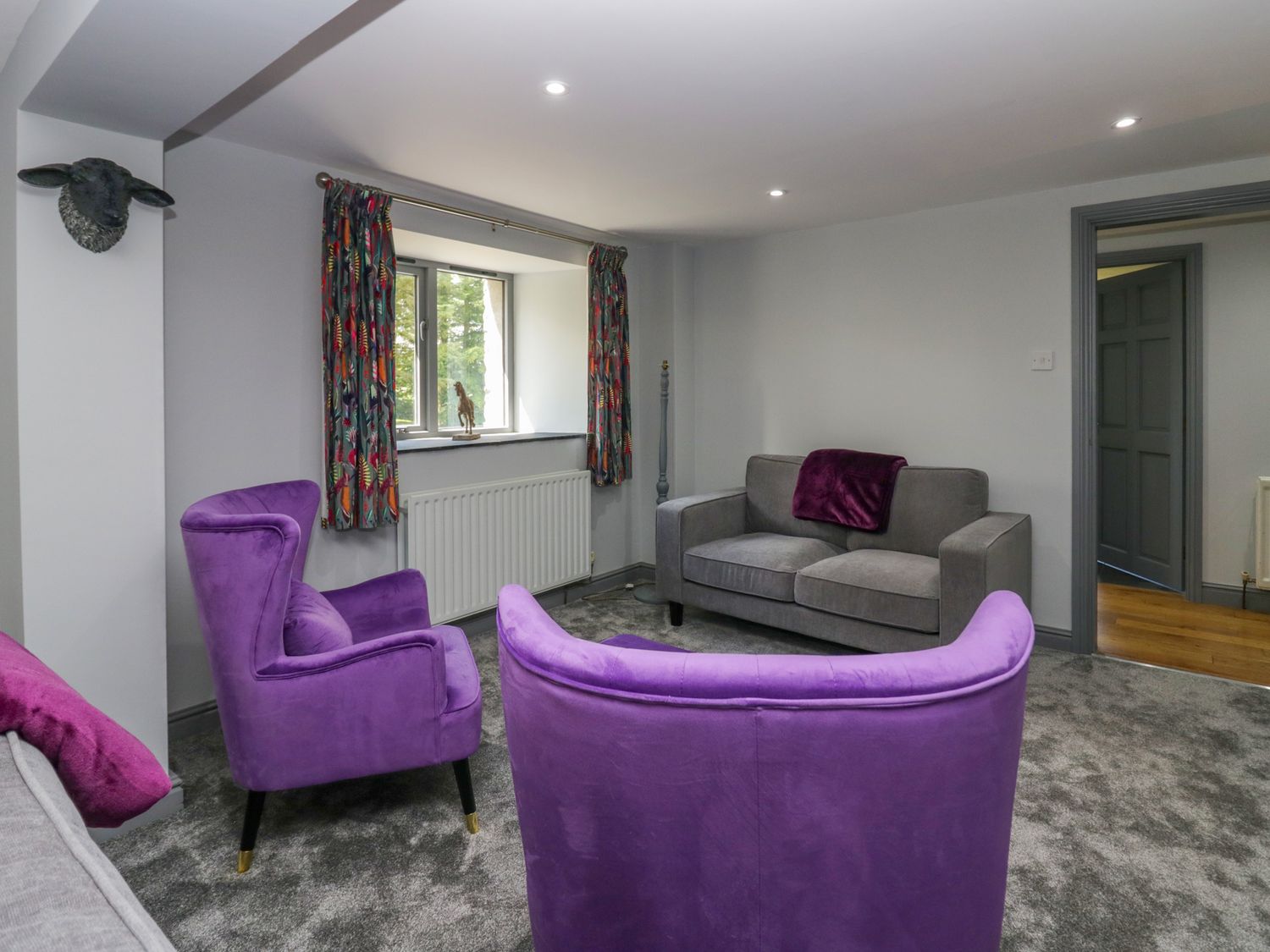 Fell View House nr Kendal, Cumbria. Woodburning stove. Hot tub. Enclosed garden. Pet-friendly. WiFi.