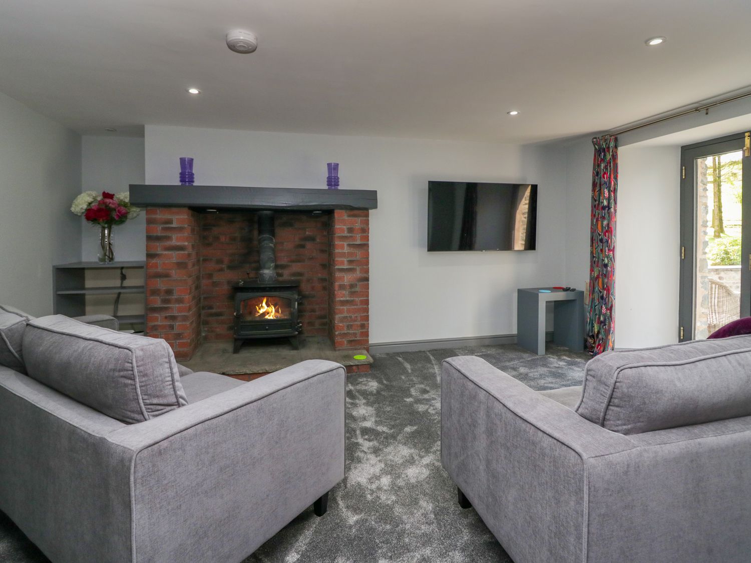 Fell View House nr Kendal, Cumbria. Woodburning stove. Hot tub. Enclosed garden. Pet-friendly. WiFi.