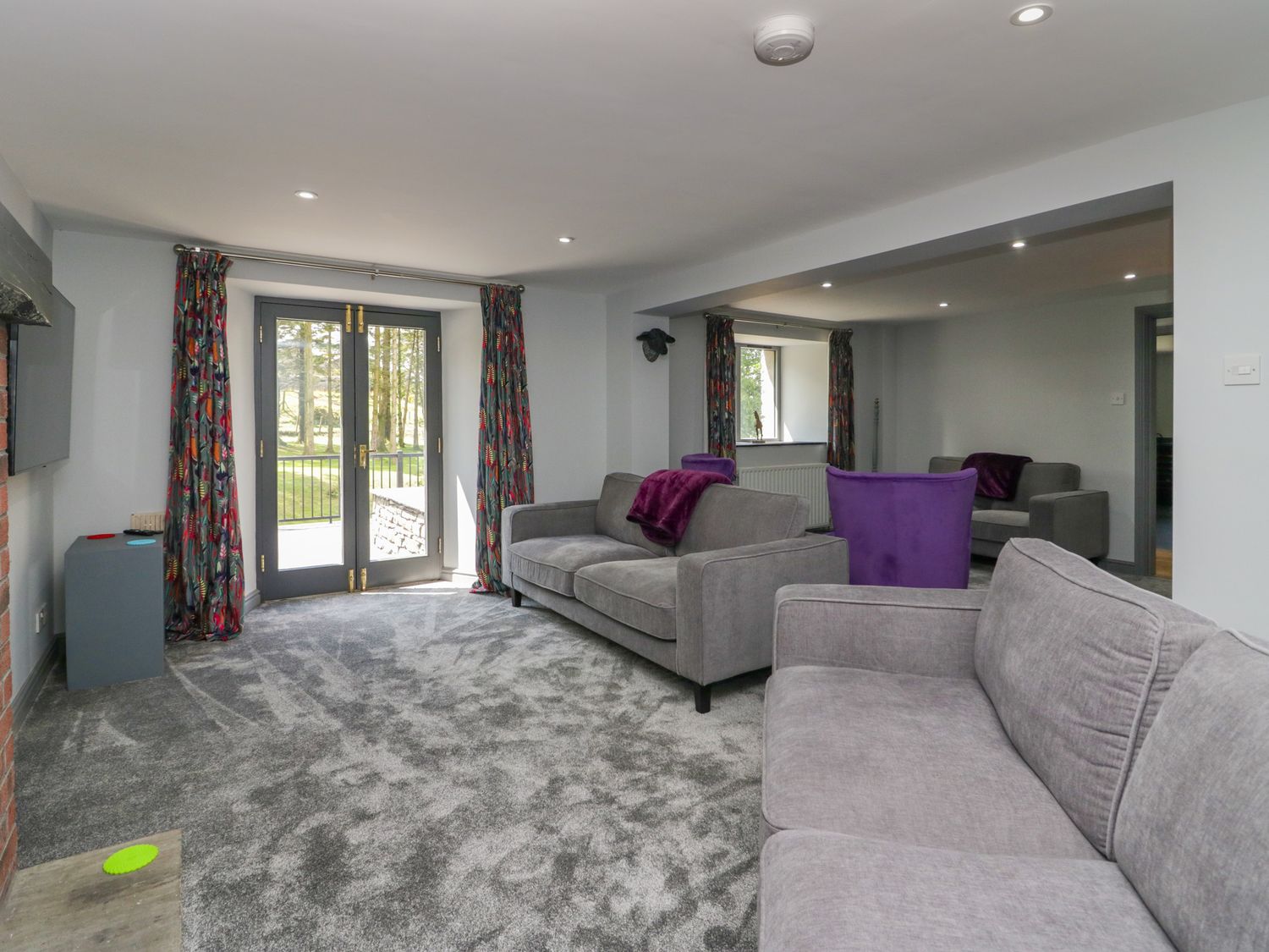 Fell View House nr Kendal, Cumbria. Woodburning stove. Hot tub. Enclosed garden. Pet-friendly. WiFi.