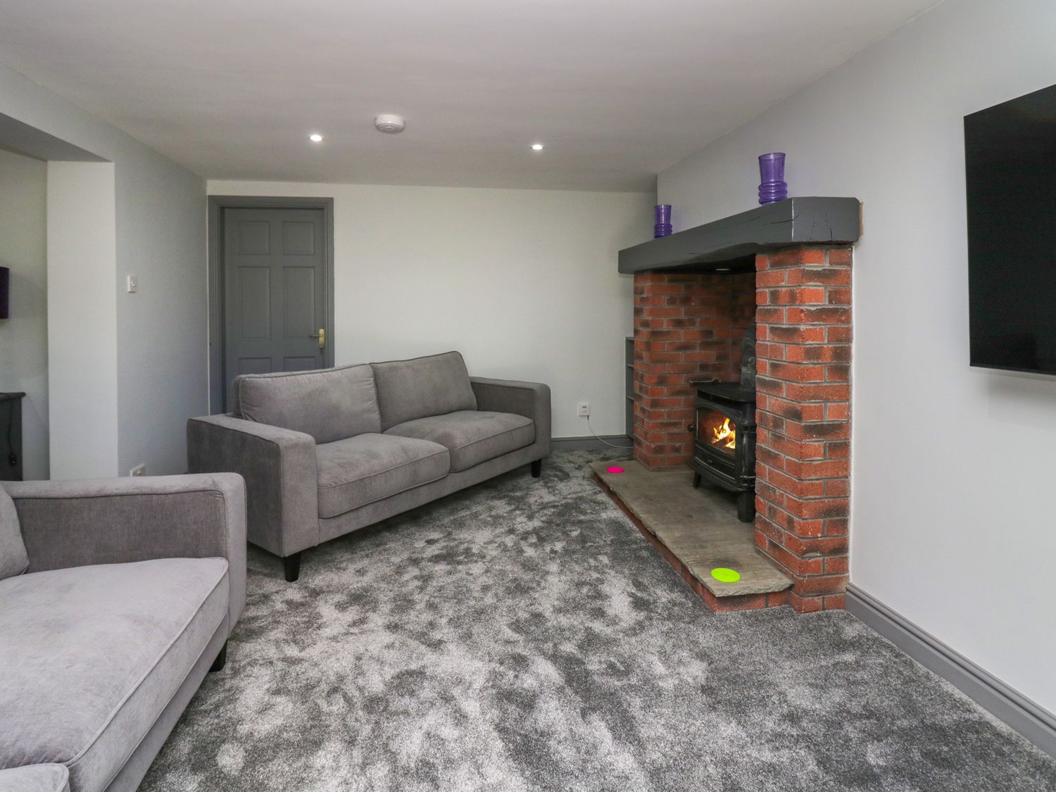 Fell View House nr Kendal, Cumbria. Woodburning stove. Hot tub. Enclosed garden. Pet-friendly. WiFi.