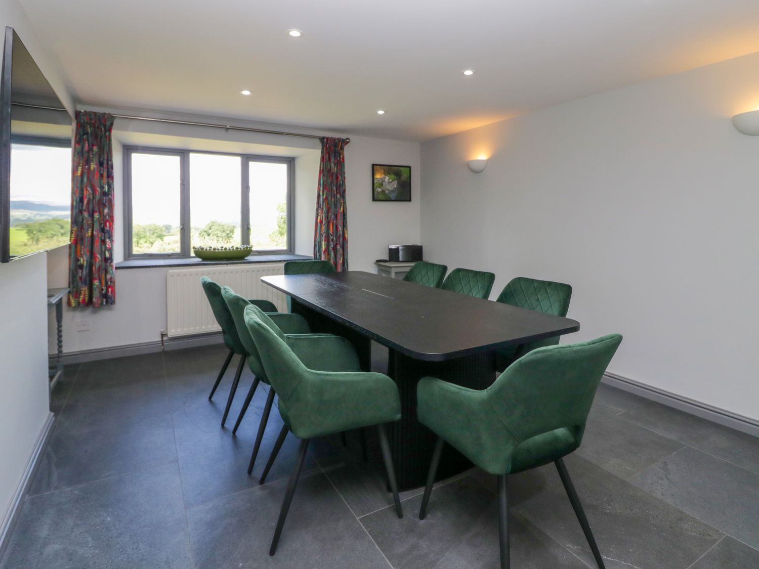 Fell View House nr Kendal, Cumbria. Woodburning stove. Hot tub. Enclosed garden. Pet-friendly. WiFi.