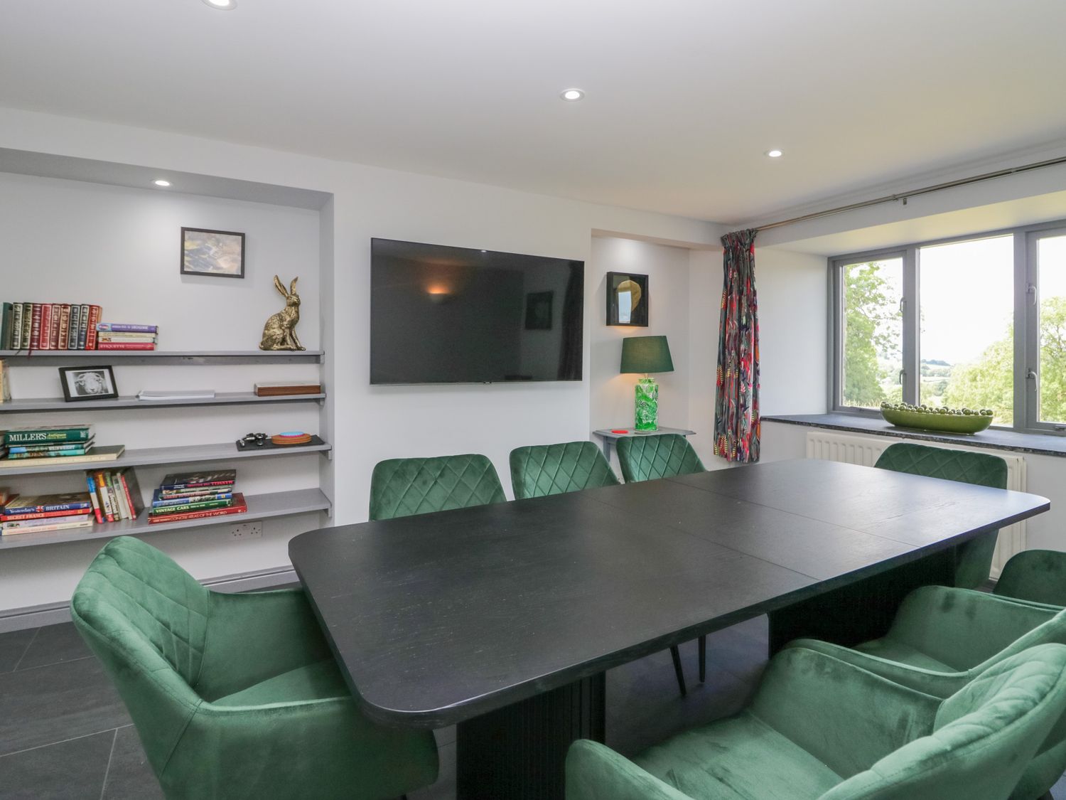 Fell View House nr Kendal, Cumbria. Woodburning stove. Hot tub. Enclosed garden. Pet-friendly. WiFi.