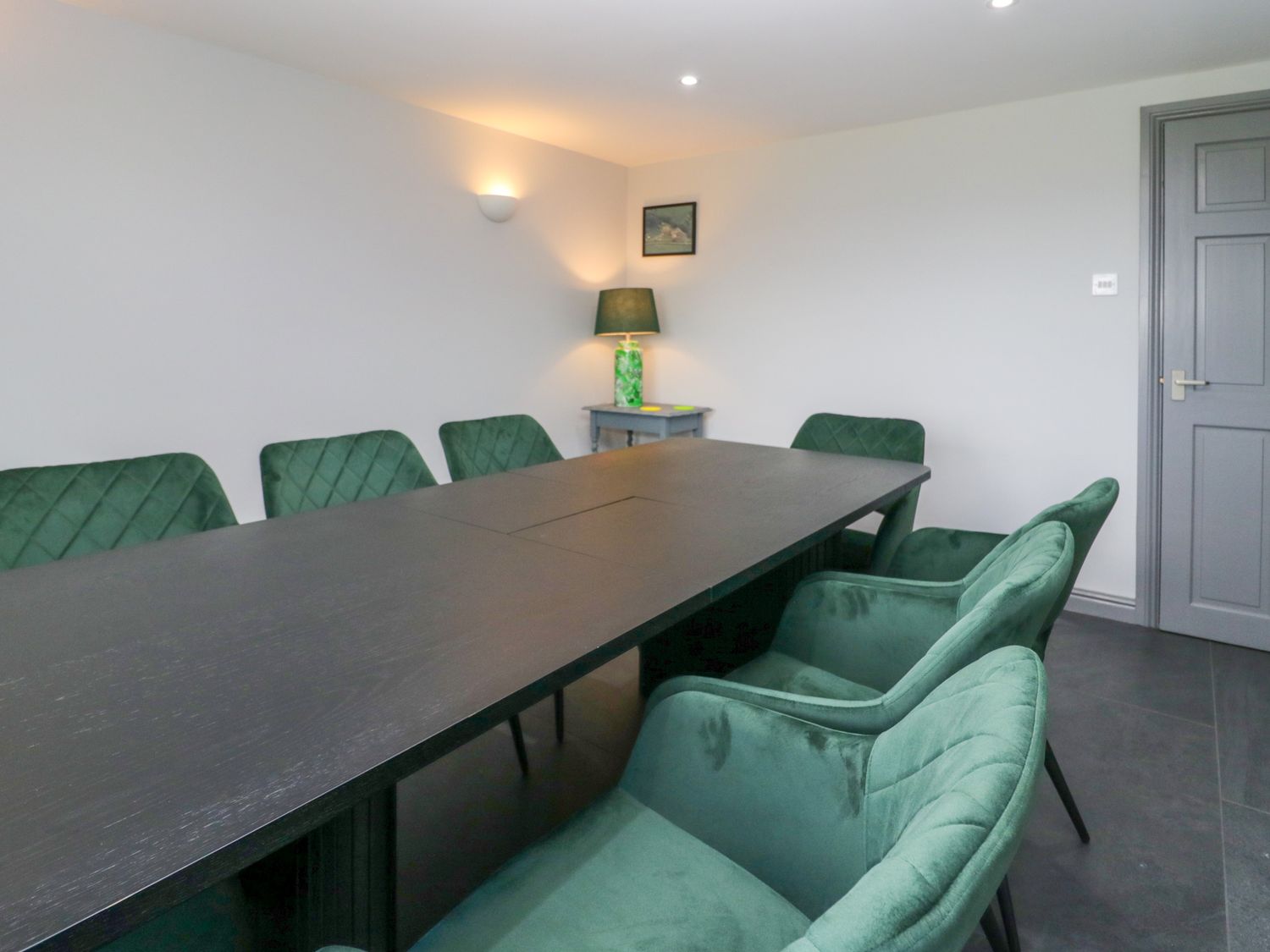 Fell View House nr Kendal, Cumbria. Woodburning stove. Hot tub. Enclosed garden. Pet-friendly. WiFi.