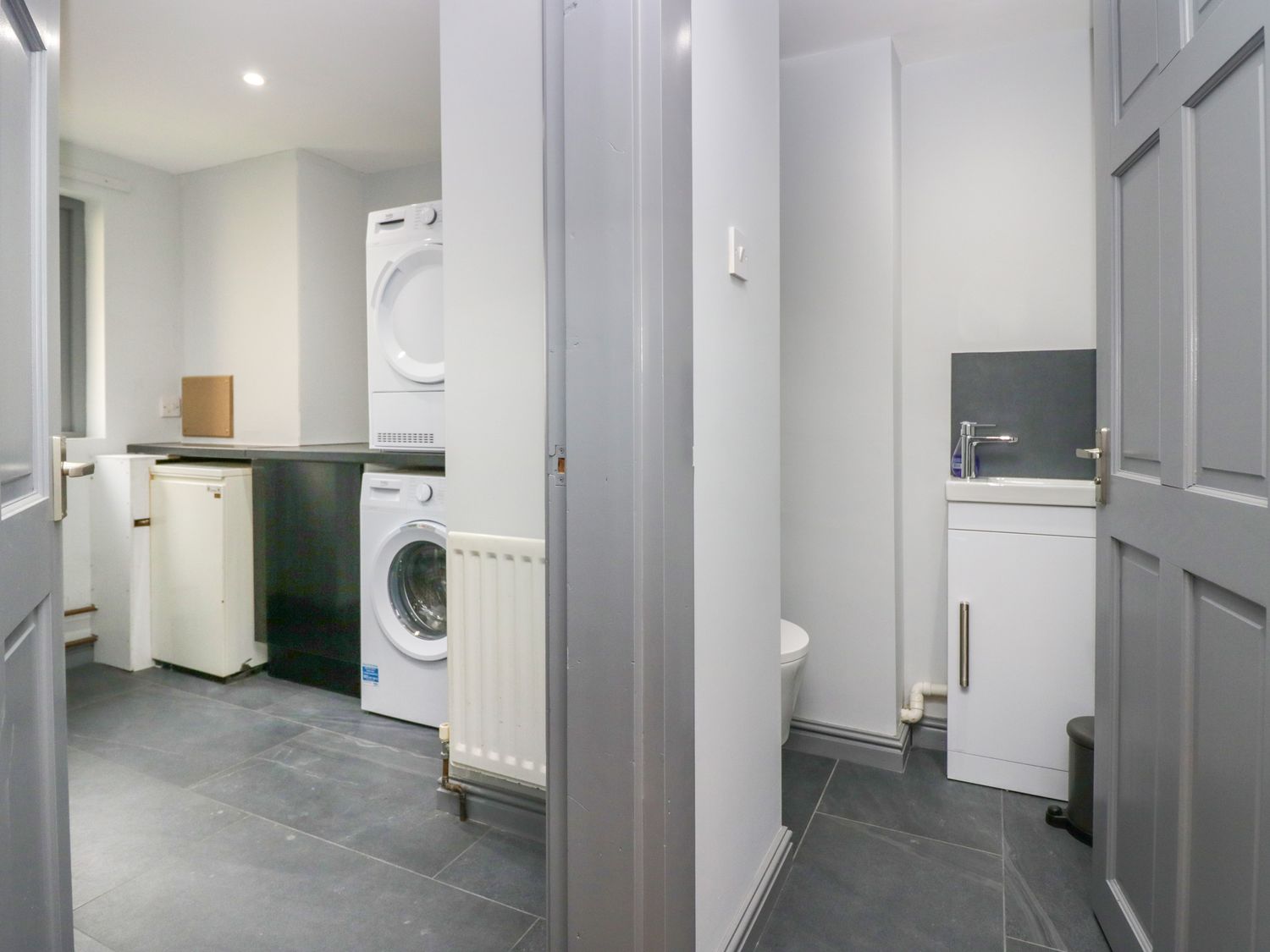 Fell View House nr Kendal, Cumbria. Woodburning stove. Hot tub. Enclosed garden. Pet-friendly. WiFi.