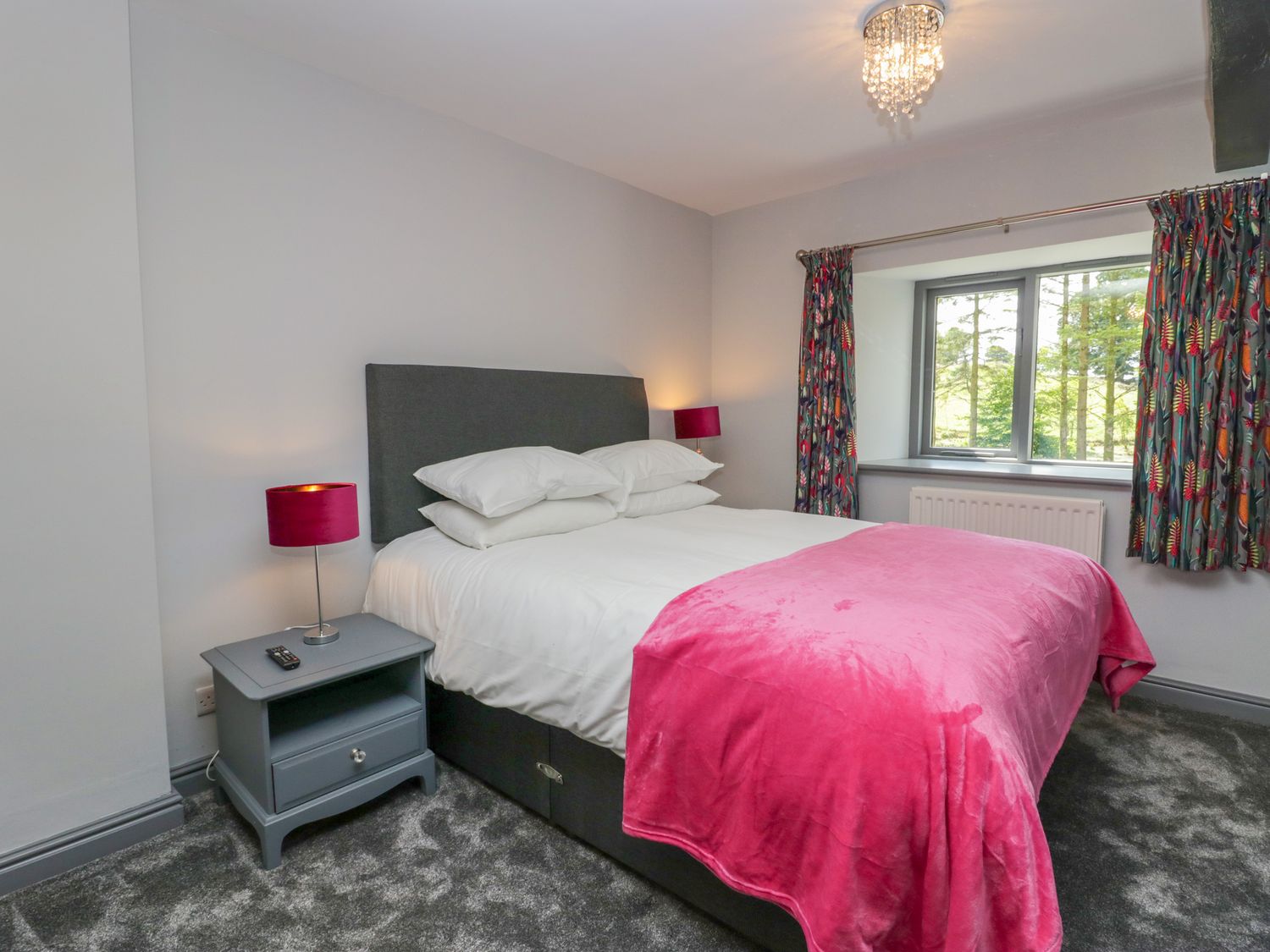 Fell View House nr Kendal, Cumbria. Woodburning stove. Hot tub. Enclosed garden. Pet-friendly. WiFi.
